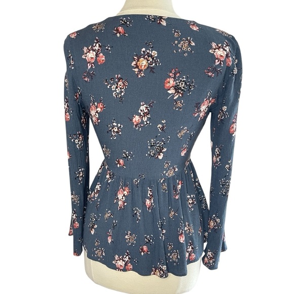 AMERICAN EAGLE Floral Tie-Front Cutout Top with Long Flare Sleeves, Medium - Picture 4 of 9